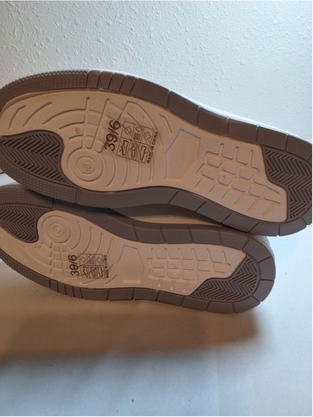 NWT Women's PrettyLittleThing White Sneakers Size 6 - Picture 4 of 6